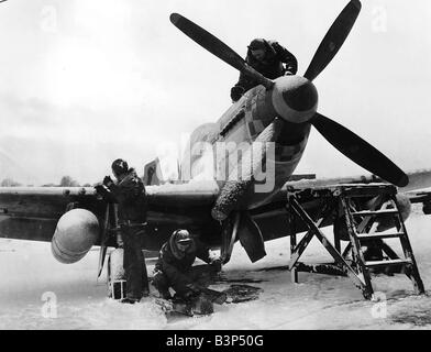 WW2 North American P51 Mustang Gennaio 1945 essendo mantenuta dalla massa equipaggio di riparazione Foto Stock