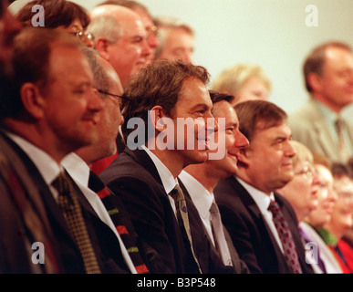 Partito laburista NEC Millbank Tower Londra Tony Blair si siede per una foto di gruppo del NEC 1998 Foto Stock