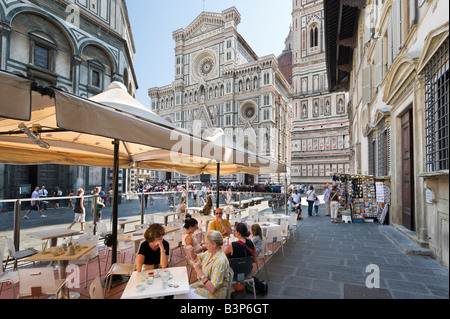 Cafè sul marciapiede in Piazza San Giovanni davanti alla Basilica di Santa Maria del Fiore e il Battistero, Firenze, Toscana, Italia Foto Stock