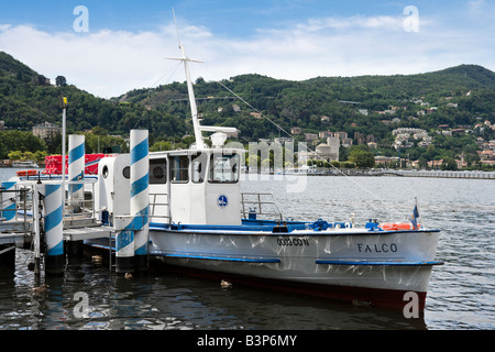 Traghetto tradizionale imbarcazione attraccata al molo sul lago di Como, il lago di Como, Lombardia, Italia Foto Stock