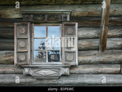 La riflessione di Kizhi Pogost nella finestra di una casa contadina di Nestor Oshenev sul Lago Onega in Carelia, la Russia. Foto Stock