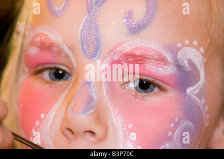 3 anno vecchia ragazza con il volto dipinto di dettaglio Foto Stock
