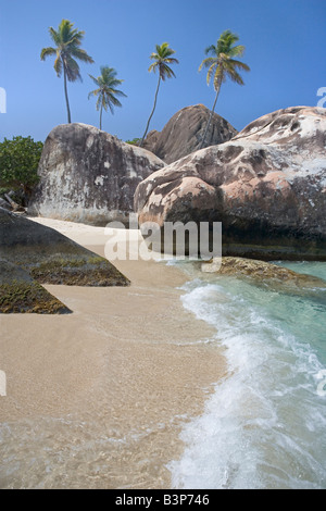 Grandi massi su una spiaggia presso le Terme a Virgin Gorda BVI nei Caraibi orientali. Foto Stock