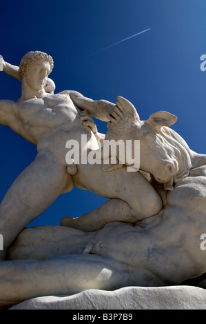 Teseo che uccide il minotauro statua nel Jardin des Tuileries Parigi Foto Stock