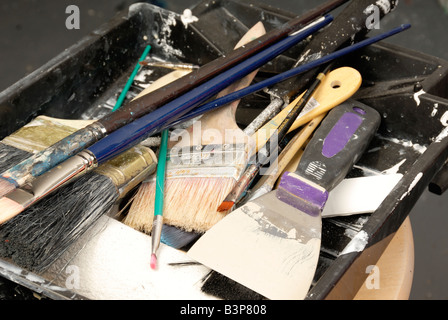 Selezione di un artista pennelli per dipingere nel vassoio Foto Stock