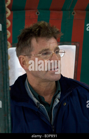 Proprietario del mercato locale bancarella vendendo le ostriche a Bruxelles Belgio Foto Stock