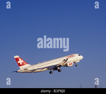 Velivoli svizzeri ( reg. HB-IJR, Airbus A320-214 ) al decollo dall'aeroporto di Palma di Maiorca, isole Baleari, Spagna. Foto Stock