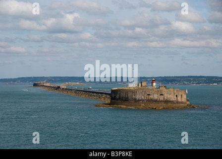 Una frangiflutti e fortificazione nel porto di Cherbourg, in Normandia, in Francia Foto Stock