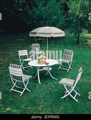 SEDIE E OMBRELLONE CON MOBILI DA GIARDINO CONTEMPORANEI DECORATI CON TESSUTI A STRISCE VERDI, VERDE FOGLIAME, ALSAZIA, FRANCIA, EUROPA Foto Stock