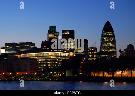 Ufficio Londra Biuldings di notte lungo il Tamigi Foto Stock