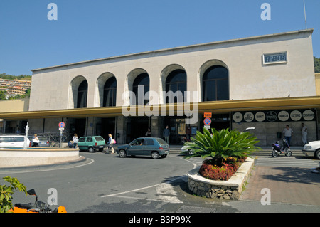 La facciata esterna della stazione ferroviaria di Ventimiglia sulla Riviera Italiana appena oltre il confine con la Francia Foto Stock