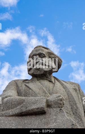 Primo piano della statua di granito Monumento a Karl Mark con lo slogan politico "lavoratori del mondo, unitevi!" Vicino al Teatro Bolshoi. Foto Stock