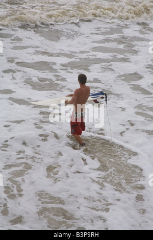 Un surfista capi nel surf in spiaggia di Jacksonville in Florida durante la tempesta tropicale Hanna sta passando dal 5 Settembre 2008 Foto Stock