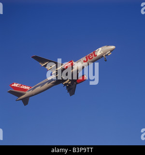 Jet2 aeromobili ( reg. G-LSAA, Boeing 757-236 ) al decollo dall'aeroporto di Palma di Maiorca, isole Baleari, Spagna. Foto Stock