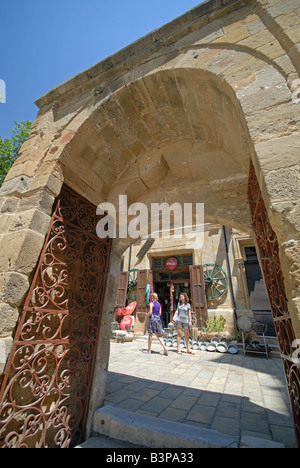 Cipro del Nord. Una vista attraverso la porta della moschea Selimiye nella parte nord di Nicosia. 2008. Foto Stock