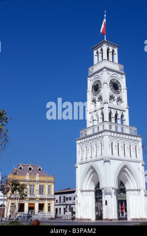 Il Cile, Regione 1, Iquique. Torre Reloj, un alto white clocktower nella piazza centrale, Plaza Prat, è stato adottato come Iquique's Foto Stock