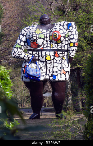 Giappone, nella prefettura di Kanagawa, Hakone. Sculture moderne e arte visualizza a Hakone Open Air Museum Foto Stock