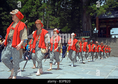 Giappone, Prefettura di Tochigi, Nikko. Festival di Primavera al Santuario di Toshogu dinastia Tokugawa uomini in costume tradizionale Foto Stock