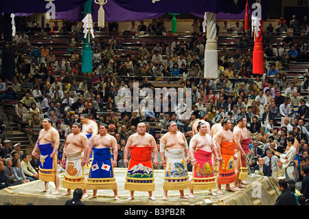 Giappone, quartiere Ryogoku, Sala Kokugikan Stadium. Grand Taikai sumo wrestling Tournament anello Dohyo entrando cerimonia dei primi classificati i lottatori Foto Stock