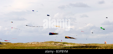 Volare aquiloni sulla spiaggia di San Pietro Ording, Schleswig-Holstein, Germania settentrionale Foto Stock