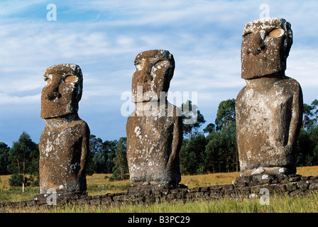 Cile, l'isola di pasqua, Ahu Akivi. Tre dei sette moais di Ahu Akivi sulla loro piattaforma. Foto Stock