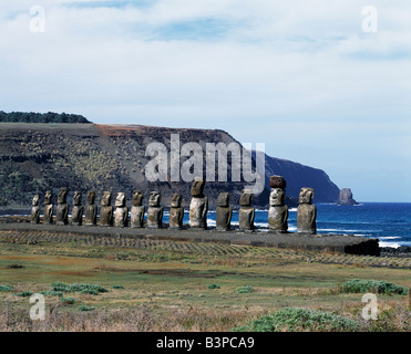 Cile, l'isola di pasqua, Tongariki. Quindici colossali statue di pietra o moais stand sulla loro piattaforma, Ahu Tongariki, sulla parte est Foto Stock