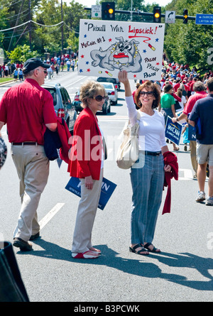 Due donne tenendo un cartello del John McCain / Sarah Palin Rally in Fairfax Virginia Foto Stock