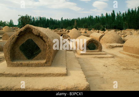 Cina, xinjiang ulguri Regione autonoma, Kashgar. Baked-tombe di fango riempire un cimitero in questo più uiguro della città cinesi Foto Stock