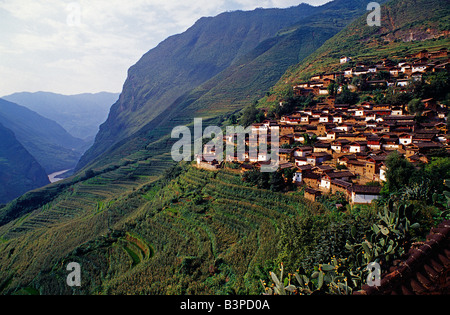 La Cina, nella provincia dello Yunnan, Fiume Yangtse. Un po' visitato il villaggio Naxi alta al di sopra del Yangtse è la casa per oltre un centinaio di famiglie ed è adagiato tra alcuni del fiume i migliori paesaggi. 125km a nord di Lijing. Foto Stock