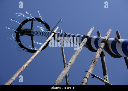 In Germania, in Baviera, Penzberg, Maypole, basso angolo di visione Foto Stock