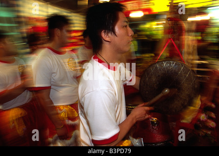 Cina, Hong Kong Kowloon. Musicisti armati con tamburi e cembali di accompagnare la danza del Leone di artisti durante il Capodanno cinese in Kowloon Hong Kong Foto Stock