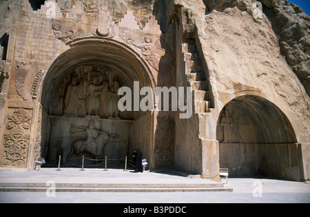 Due grotte contenenti bassorilievi, Taq-e Bostan, Kernamshah Provincia, Iran. Sasaniane, tardo sesto o settimo secolo. I rilievi a Taq-e Bostan decorare due grotte tagliati in una scogliera accanto ad una piscina di grandi dimensioni e sono la continuazione di una tradizione iniziata dal Achaemenians, in cui i rilievi monumentali sono utilizzati per proclamare la potenza del trono e il diritto divino del suo occupante della regola. Foto Stock