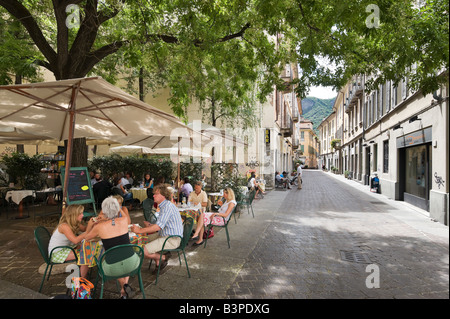 Il cafe bar nel centro della città vecchia, Como e il Lago di Como, Lombardia, Italia Foto Stock