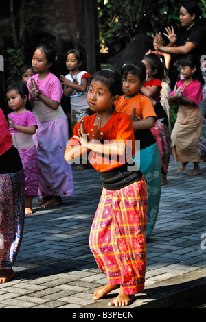 Le ragazze la pratica di una danza tradizionale a Puri Saren Palace, Ubud, Bali, Indonesia Foto Stock