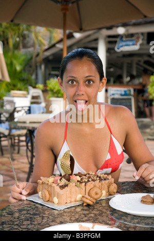 Un adolescente festeggia il suo sedicesimo compleanno con una torta, Windjammer Landing, St Lucia, 'West Indies' Foto Stock