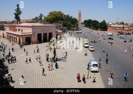 Piazza Djemma el Fna, "impostore Square' o 'Square dell'impiccato", di fronte alla moschea Koutoubiya, Marrekesh, Marocco, Africa Foto Stock