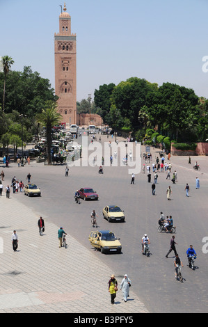 Piazza Djemma el Fna, "impostore Square' o 'Square dell'impiccato", di fronte alla moschea Koutoubiya, Marrekesh, Marocco, Africa Foto Stock