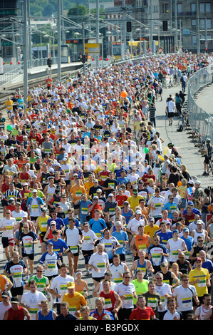 Mass start per la mezza maratona su Koenig-Karls-Bruecke ponte, Stoccarda, Baden-Wuerttemberg, Germania, Europa, 22.06.2008 Foto Stock