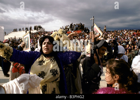 Giubilanti donna tra la folla in scena al rally per MASOUD BARZANI tenutosi presso lo stadio di calcio di Dahuk, ottobre 1991. Foto Stock