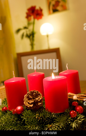 Corona di avvento, candele accese Foto Stock