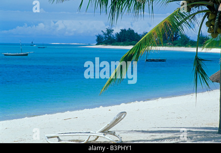 Mozambico, Benguerra Island, Bazaruto Archiplelago. Una sdraio sulla spiaggia di Benguerra Lodge. Foto Stock