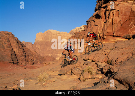 Gli amanti della mountain bike, Wadi Rum, Giordania, Medio Oriente Foto Stock