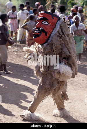 Il Malawi, Mua, Malawi centrale. I chewa persone, Malawi il più grande gruppo etnico, live sul lato ovest del Lago Malawi. Nonostante anni di influenza missionaria, essi ancora attaccati alle antiche credenze e rituali. Per loro la morte significa semplicemente un cammino di rinascita nel mondo dello spirito. I rappresentanti terrestre di questo mondo altro sono grotesquely danzatori mascherati noti come Gule Wamkulu. Quando una persona muore, danzatori mascherati compaiono al funerale di accogliere i defunti al mondo dello spirito. Foto Stock