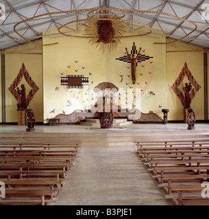 Il Malawi, Mua, Malawi centrale. La chiesa della missione cattolica a Mua combina la religione occidentale con arte locale in maniera visivamente stimolante. Foto Stock