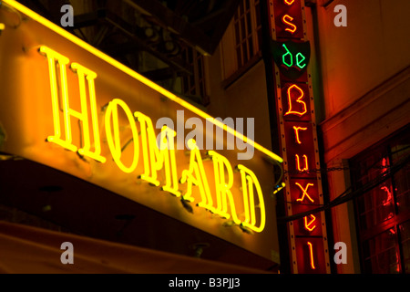 Illuminati al neon esterni di ristoranti lungo la Rue des Bouchers, Bruxelles Belgio Foto Stock