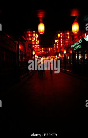 ChengDu 'Jinli' street di notte foderato con caffè, bar e ristoranti Foto Stock