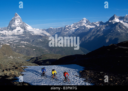 Gli amanti della mountain bike, il Cervino, Riffelalp, Vallese, Svizzera, Europa Foto Stock