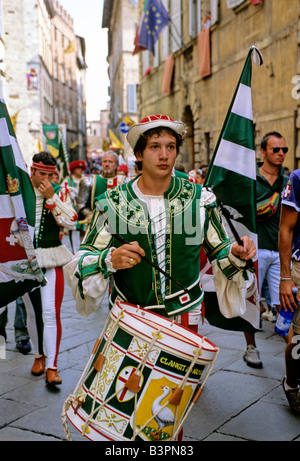 Palio storico cavallo di razza, processione attraverso i vicoli, un batterista che rappresenta la contrada di oca, quartiere d'oca, Piazza Foto Stock