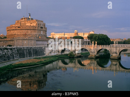 Castel Sant'Angelo, Castel Sant'Angelo e Ponte Sant'Angelo, il Ponte degli angeli sul fiume Tevere davanti al Palazzo di Giustizia Foto Stock