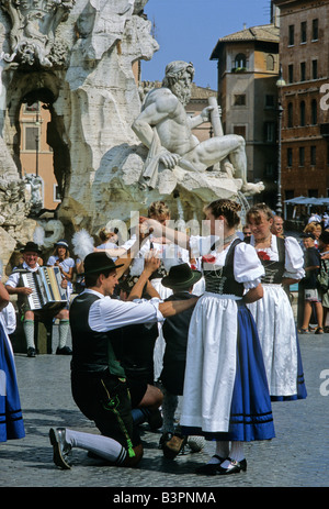 Bavarese superiore gruppo di ballerini folk da Schongau, Fontana dei Quattro Fiumi o Fontana dei Quattro Fiumi, Piazza Navona Foto Stock